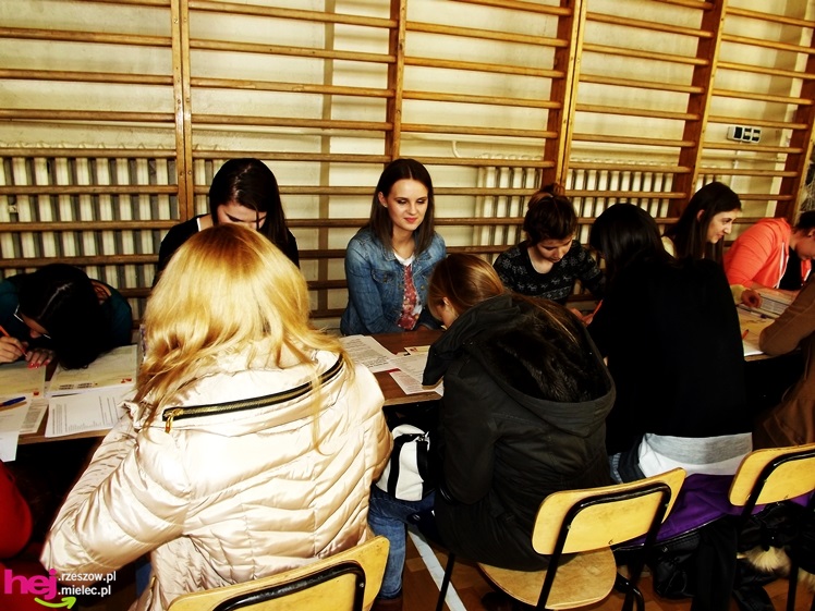 Widok, który buduje. Mielecki Dzień Dawcy Szpiku gromadzi tłumy dobrych ludzi