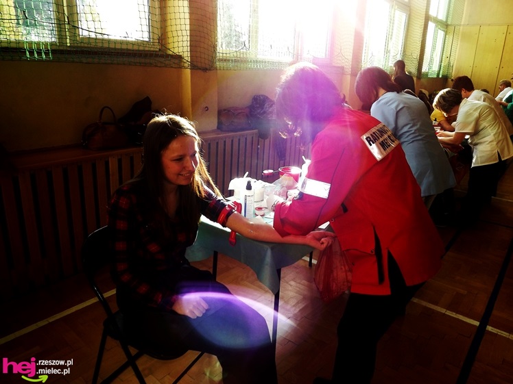 Widok, który buduje. Mielecki Dzień Dawcy Szpiku gromadzi tłumy dobrych ludzi