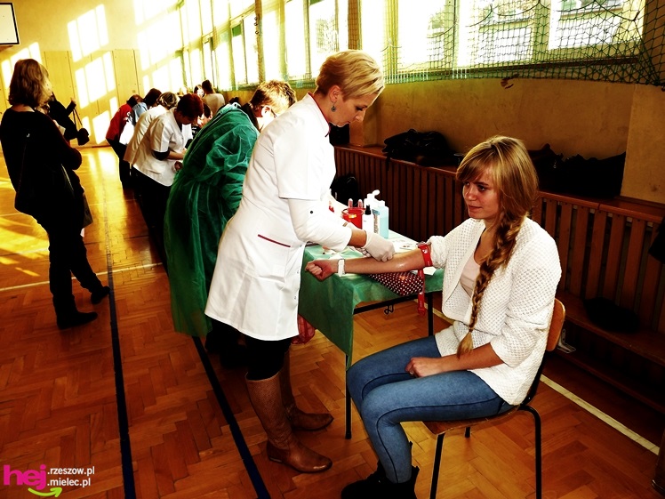 Widok, który buduje. Mielecki Dzień Dawcy Szpiku gromadzi tłumy dobrych ludzi