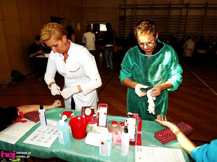 Widok, który buduje. Mielecki Dzień Dawcy Szpiku gromadzi tłumy dobrych ludzi