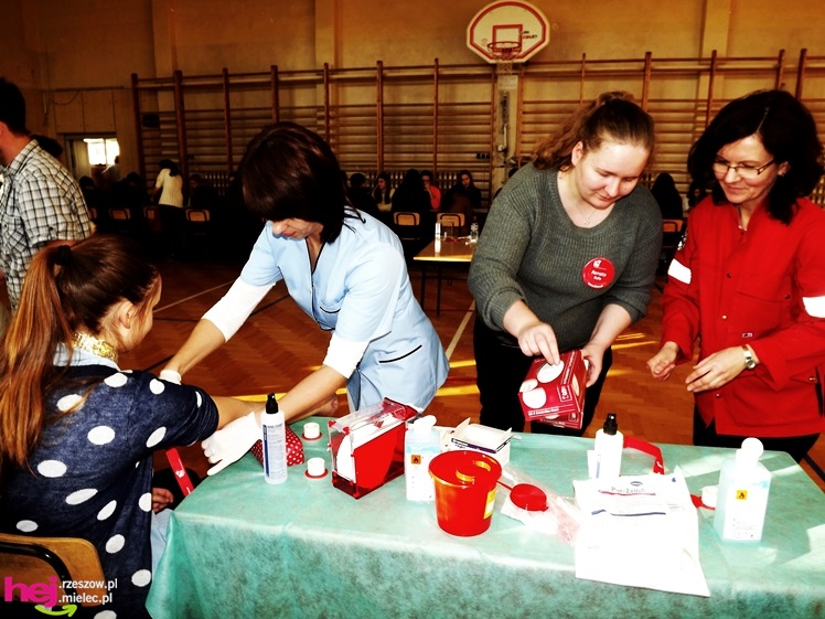 Widok, który buduje. Mielecki Dzień Dawcy Szpiku gromadzi tłumy dobrych ludzi