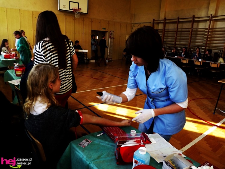 Widok, który buduje. Mielecki Dzień Dawcy Szpiku gromadzi tłumy dobrych ludzi