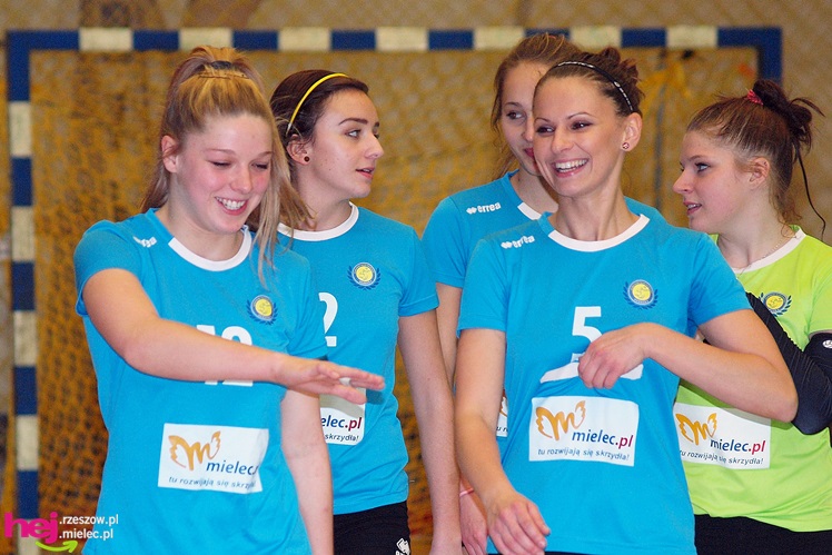 Siatkarki Szóstki łatwo pokonały zespół z Sędziszowa Małopolskiego