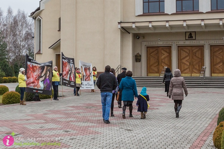 Antyaborcyjna pikieta pod kościołami. Organizatorami członkowie stowarzyszenia z Rzeszowa