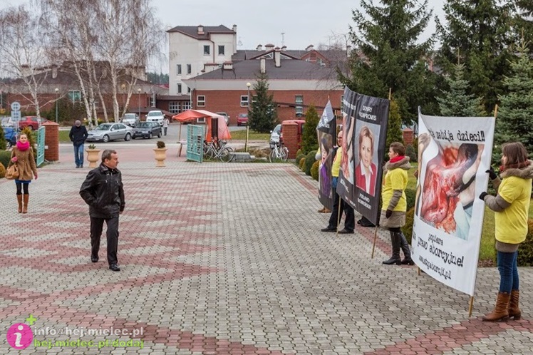 Antyaborcyjna pikieta pod kościołami. Organizatorami członkowie stowarzyszenia z Rzeszowa
