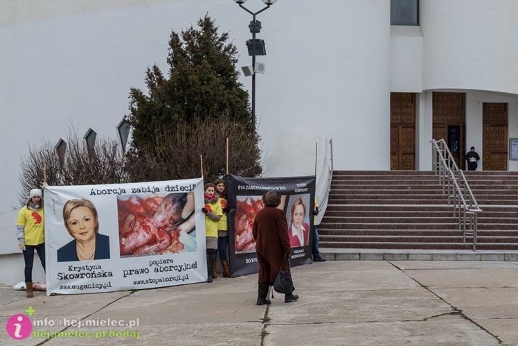 Antyaborcyjna pikieta pod kościołami. Organizatorami członkowie stowarzyszenia z Rzeszowa