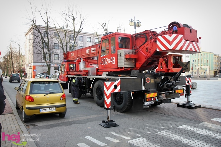 Akcja stawiania choinki na Placu AK w centrum Mielca