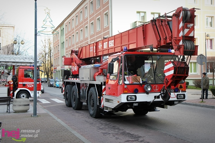 Akcja stawiania choinki na Placu AK w centrum Mielca