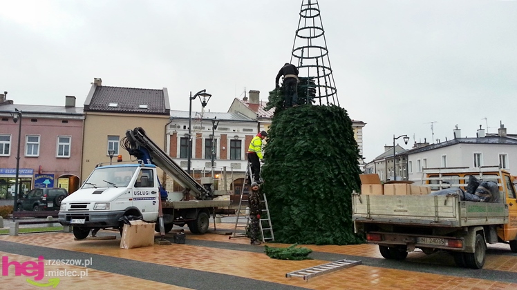 Akcja stawiania choinki na Placu AK w centrum Mielca