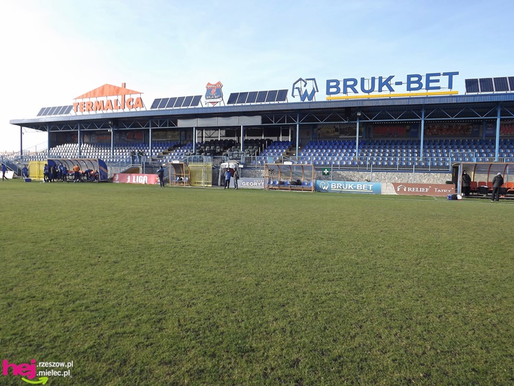 Sparing Stali Mielec widziany z ławki rezerwowych