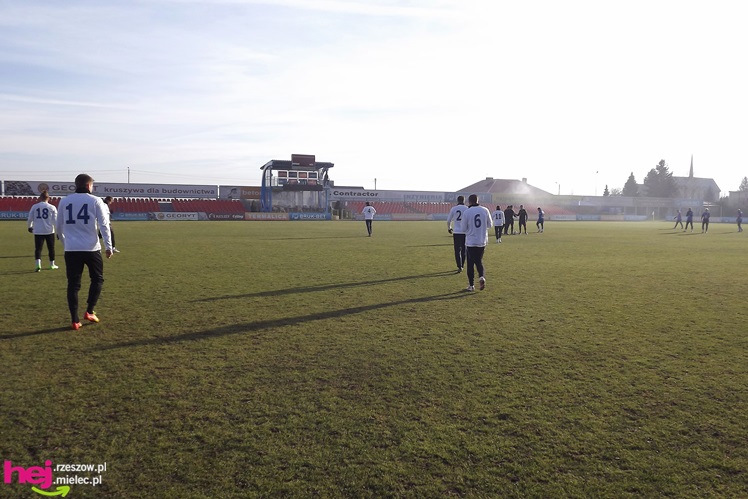 Sparing Stali Mielec widziany z ławki rezerwowych