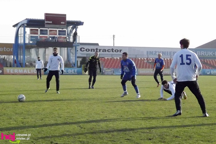 Sparing Stali Mielec widziany z ławki rezerwowych