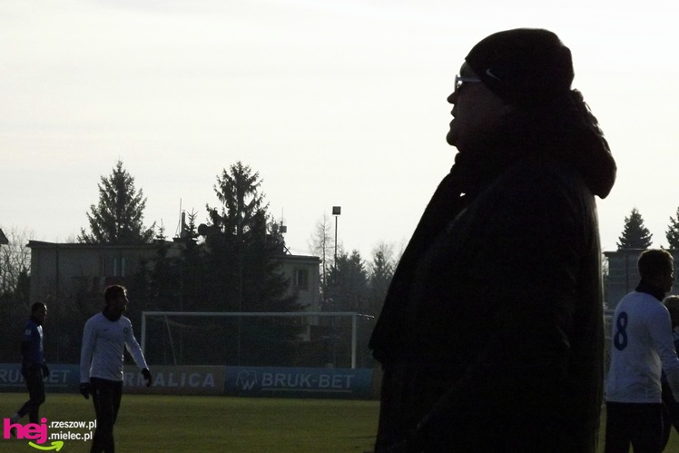 Sparing Stali Mielec widziany z ławki rezerwowych