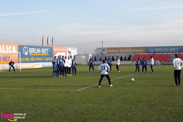 Sparing Stali Mielec widziany z ławki rezerwowych