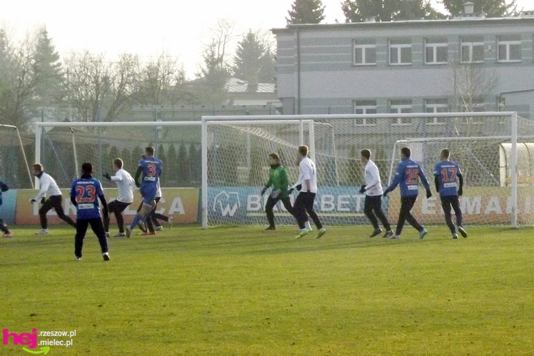 Sparing Stali Mielec widziany z ławki rezerwowych