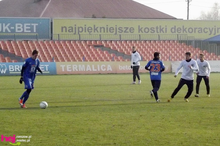 Sparing Stali Mielec widziany z ławki rezerwowych