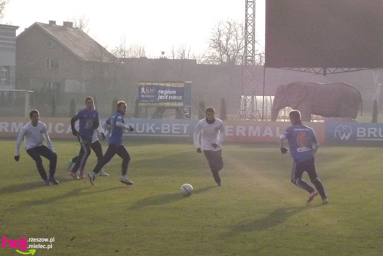 Sparing Stali Mielec widziany z ławki rezerwowych