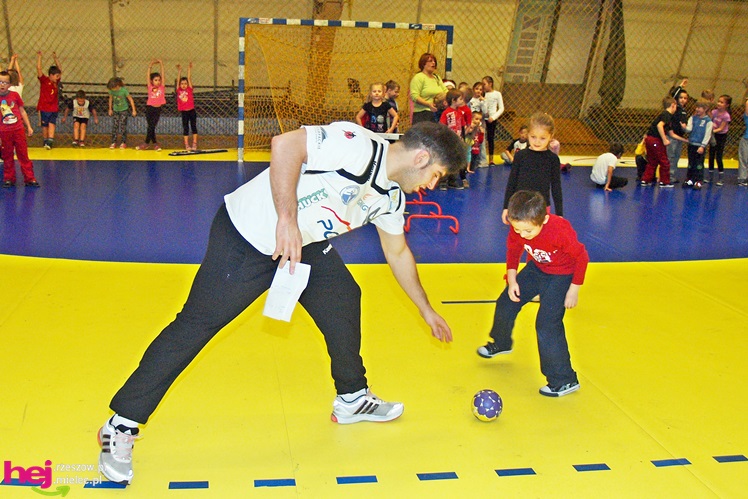 Piłkarze ręczni PGE Stali poprowadzili lekcję WF-u dla uczniów miejskich podstawówek