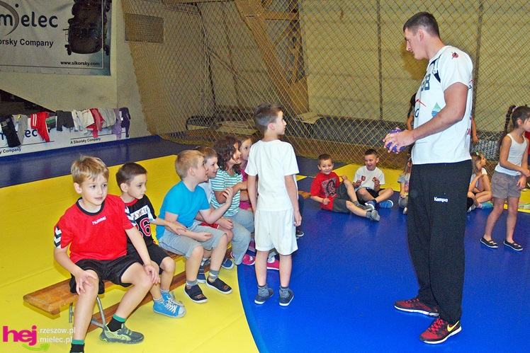 Piłkarze ręczni PGE Stali poprowadzili lekcję WF-u dla uczniów miejskich podstawówek