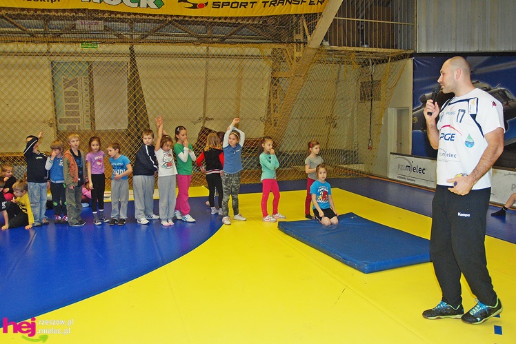 Piłkarze ręczni PGE Stali poprowadzili lekcję WF-u dla uczniów miejskich podstawówek