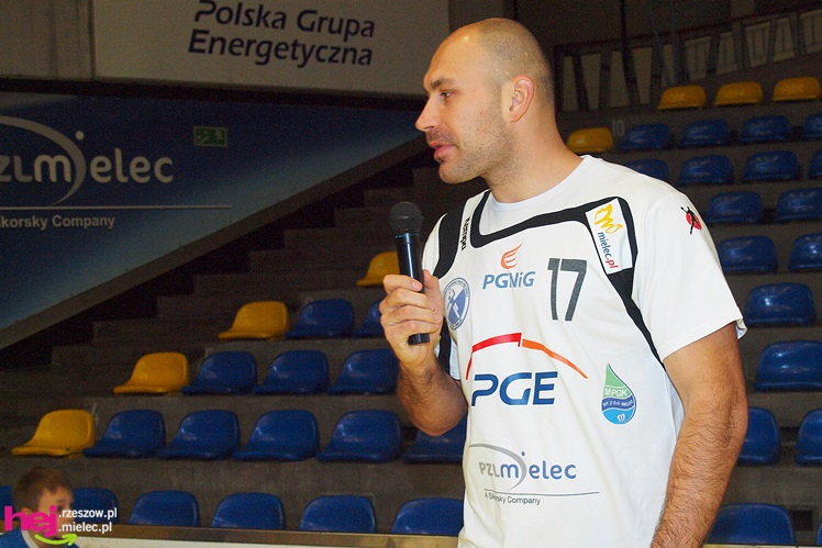 Piłkarze ręczni PGE Stali poprowadzili lekcję WF-u dla uczniów miejskich podstawówek