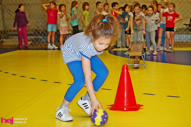 Piłkarze ręczni PGE Stali poprowadzili lekcję WF-u dla uczniów miejskich podstawówek