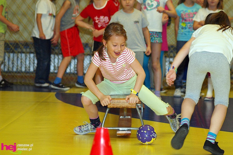 Piłkarze ręczni PGE Stali poprowadzili lekcję WF-u dla uczniów miejskich podstawówek