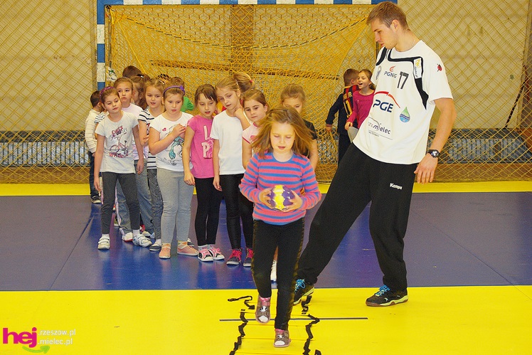 Piłkarze ręczni PGE Stali poprowadzili lekcję WF-u dla uczniów miejskich podstawówek