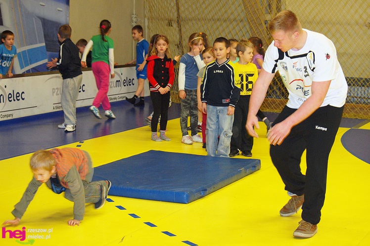 Piłkarze ręczni PGE Stali poprowadzili lekcję WF-u dla uczniów miejskich podstawówek