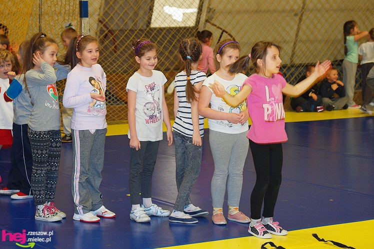 Piłkarze ręczni PGE Stali poprowadzili lekcję WF-u dla uczniów miejskich podstawówek