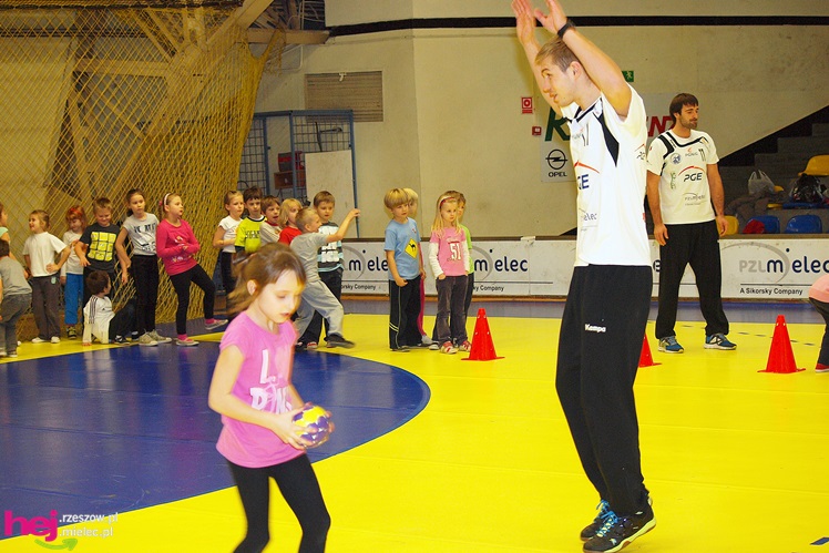 Piłkarze ręczni PGE Stali poprowadzili lekcję WF-u dla uczniów miejskich podstawówek