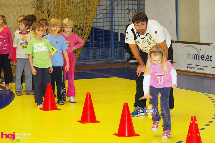 Piłkarze ręczni PGE Stali poprowadzili lekcję WF-u dla uczniów miejskich podstawówek