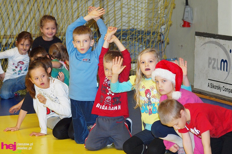 Piłkarze ręczni PGE Stali poprowadzili lekcję WF-u dla uczniów miejskich podstawówek