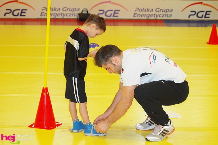 Piłkarze ręczni PGE Stali poprowadzili lekcję WF-u dla uczniów miejskich podstawówek