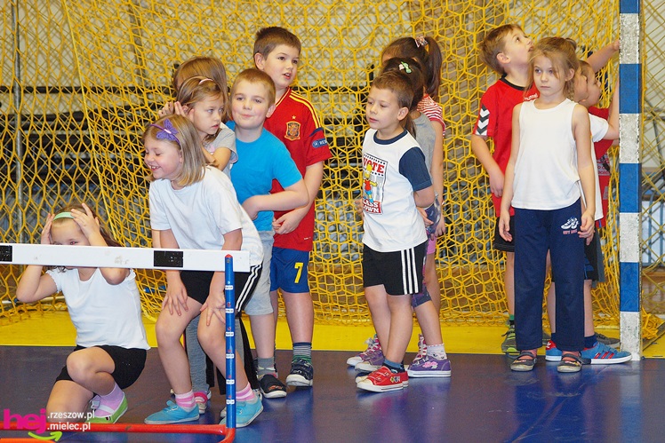 Piłkarze ręczni PGE Stali poprowadzili lekcję WF-u dla uczniów miejskich podstawówek