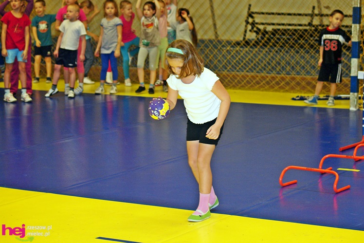 Piłkarze ręczni PGE Stali poprowadzili lekcję WF-u dla uczniów miejskich podstawówek