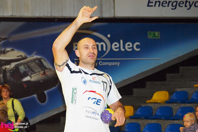 Piłkarze ręczni PGE Stali poprowadzili lekcję WF-u dla uczniów miejskich podstawówek