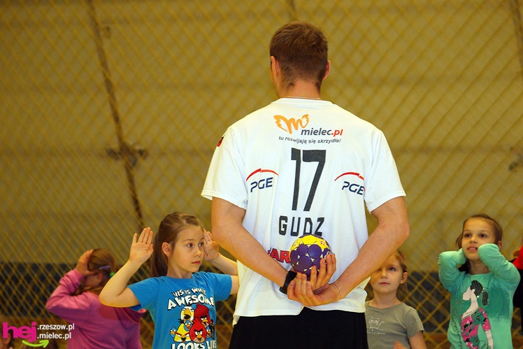 Piłkarze ręczni PGE Stali poprowadzili lekcję WF-u dla uczniów miejskich podstawówek