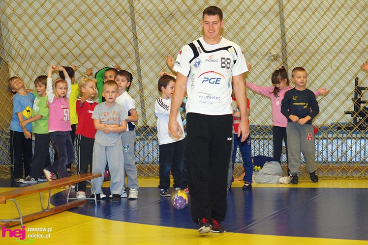 Piłkarze ręczni PGE Stali poprowadzili lekcję WF-u dla uczniów miejskich podstawówek