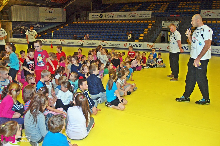 Piłkarze ręczni PGE Stali poprowadzili lekcję WF-u dla uczniów miejskich podstawówek
