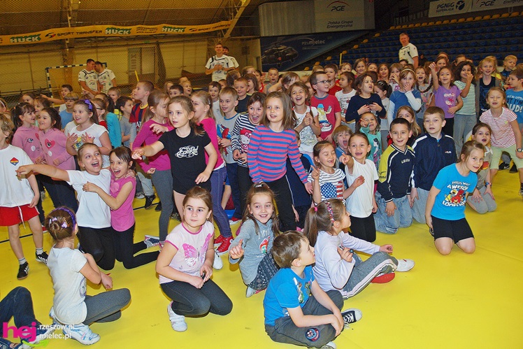 Piłkarze ręczni PGE Stali poprowadzili lekcję WF-u dla uczniów miejskich podstawówek