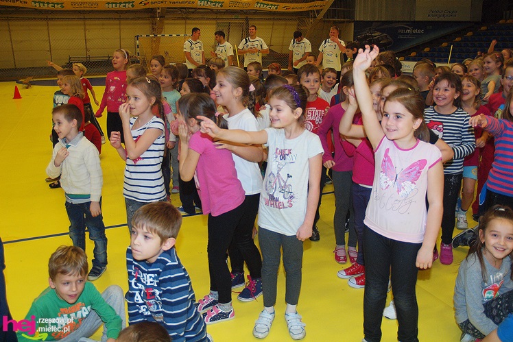 Piłkarze ręczni PGE Stali poprowadzili lekcję WF-u dla uczniów miejskich podstawówek