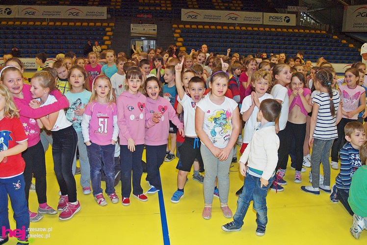 Piłkarze ręczni PGE Stali poprowadzili lekcję WF-u dla uczniów miejskich podstawówek