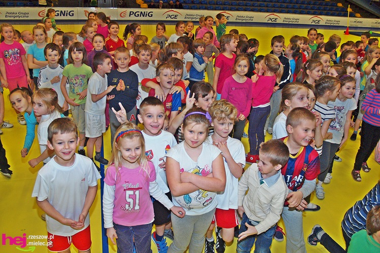 Piłkarze ręczni PGE Stali poprowadzili lekcję WF-u dla uczniów miejskich podstawówek