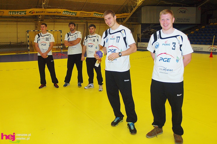 Piłkarze ręczni PGE Stali poprowadzili lekcję WF-u dla uczniów miejskich podstawówek