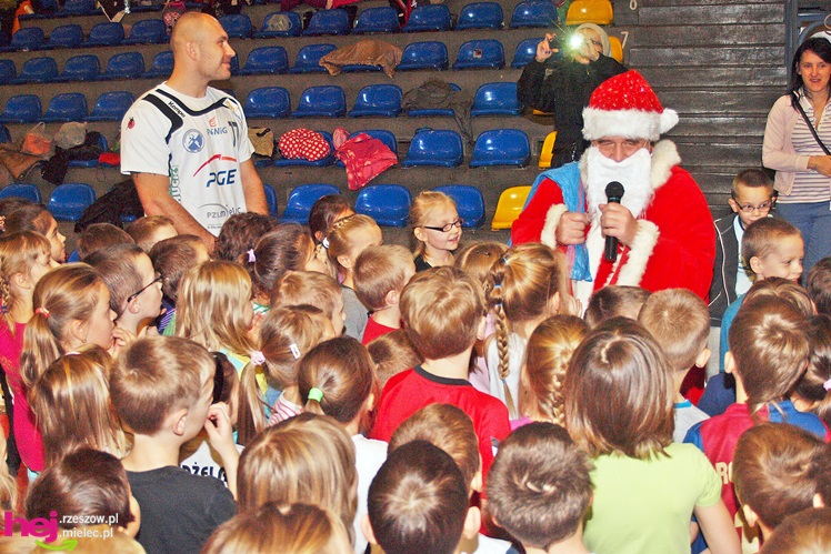 Piłkarze ręczni PGE Stali poprowadzili lekcję WF-u dla uczniów miejskich podstawówek