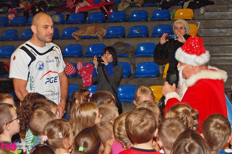 Piłkarze ręczni PGE Stali poprowadzili lekcję WF-u dla uczniów miejskich podstawówek