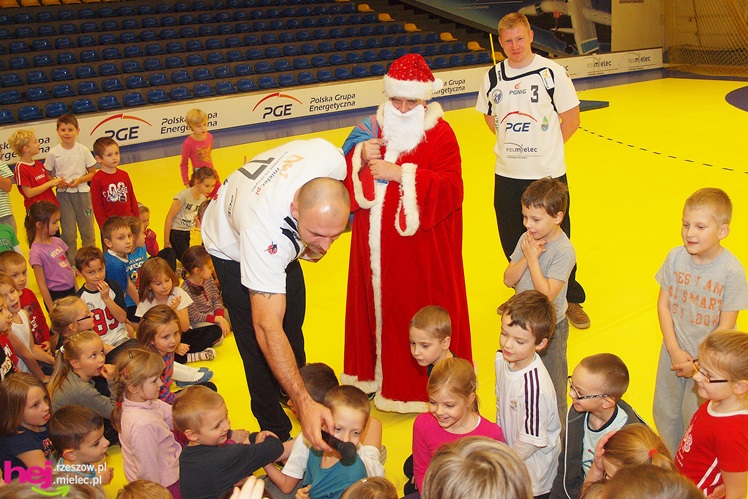 Piłkarze ręczni PGE Stali poprowadzili lekcję WF-u dla uczniów miejskich podstawówek