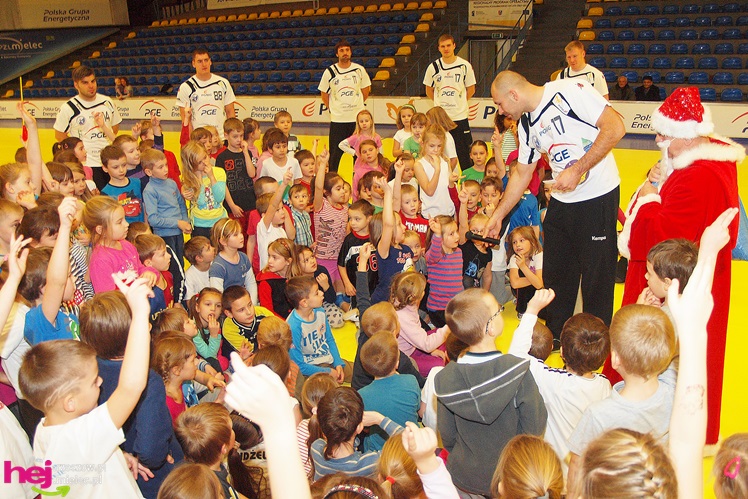 Piłkarze ręczni PGE Stali poprowadzili lekcję WF-u dla uczniów miejskich podstawówek