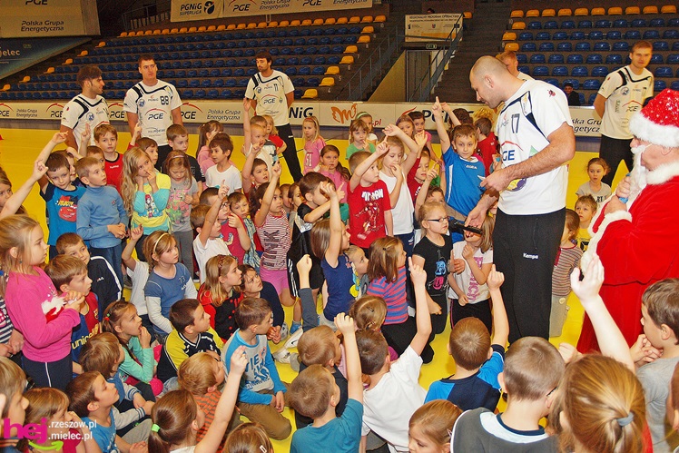 Piłkarze ręczni PGE Stali poprowadzili lekcję WF-u dla uczniów miejskich podstawówek